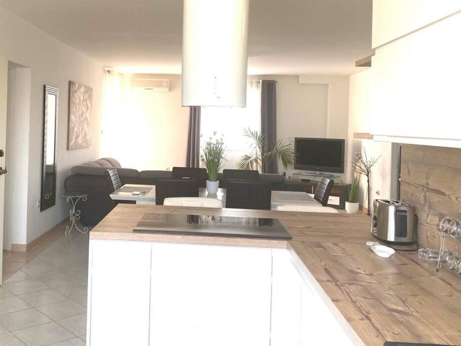 PUY Lovely 3 Bedroom Apartment In Quiet Area W/ Pool מראה חיצוני תמונה