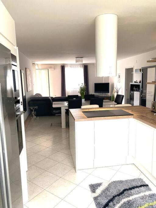 PUY Lovely 3 Bedroom Apartment In Quiet Area W/ Pool מראה חיצוני תמונה